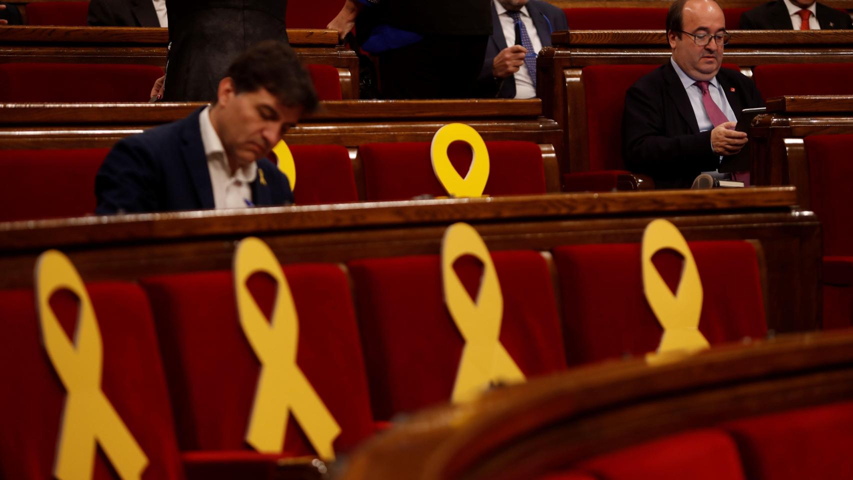 Miguel Iceta, momentos antes del inicio del pleno, sentado en su escaño.