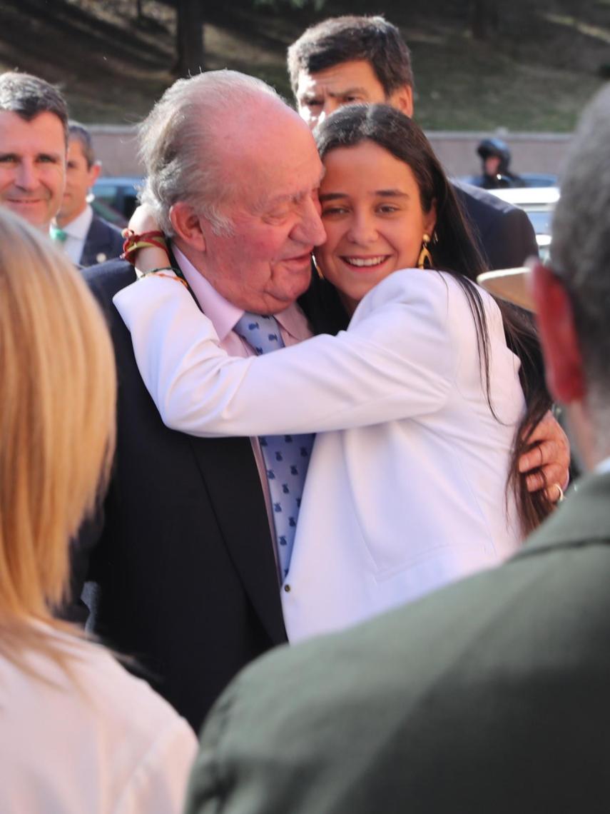 Victoria Federica de Marichalar saluda a su abuelo con un cariñoso abrazo.