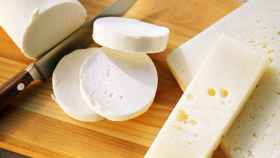 El producto afectado es un queso fresco de leche de cabra y vaca.