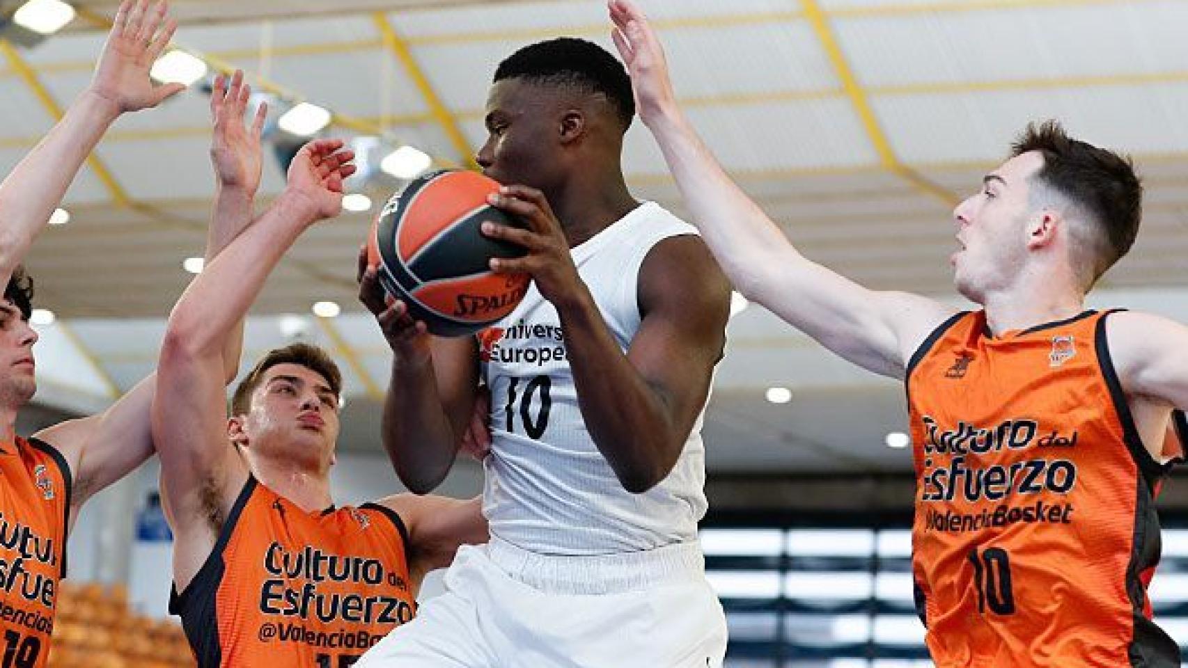 Dike Egun, en un partido del Real Madrid de Baloncesto Junior