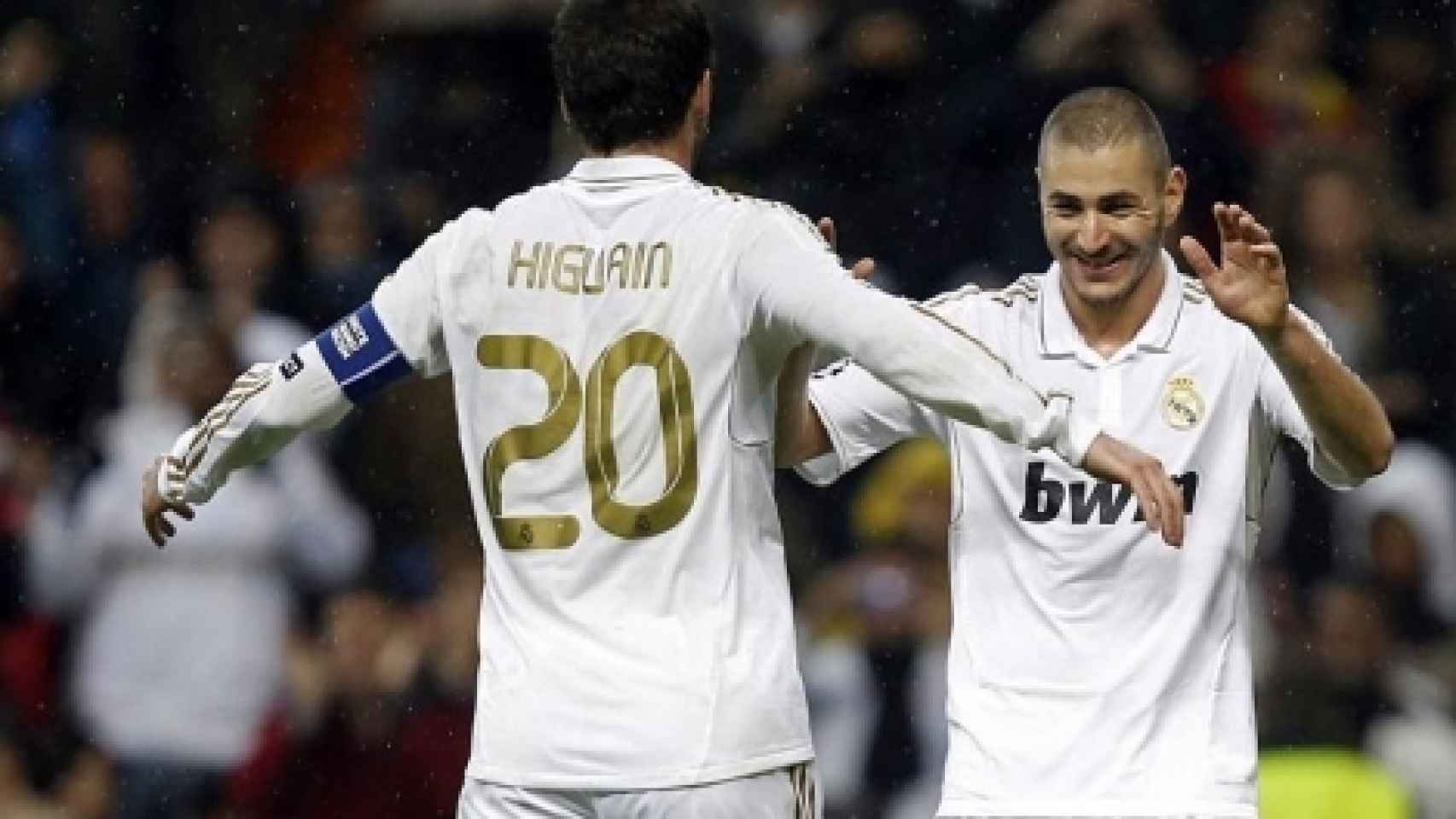 Higuaín y Benzema celebran un gol con el Real Madrid.