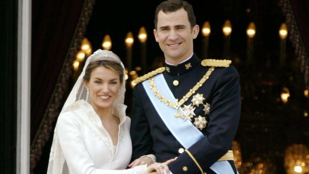 Letizia y Felipe desde el balcón del Palacio Real de Madrid tras su boda en la Almudena.