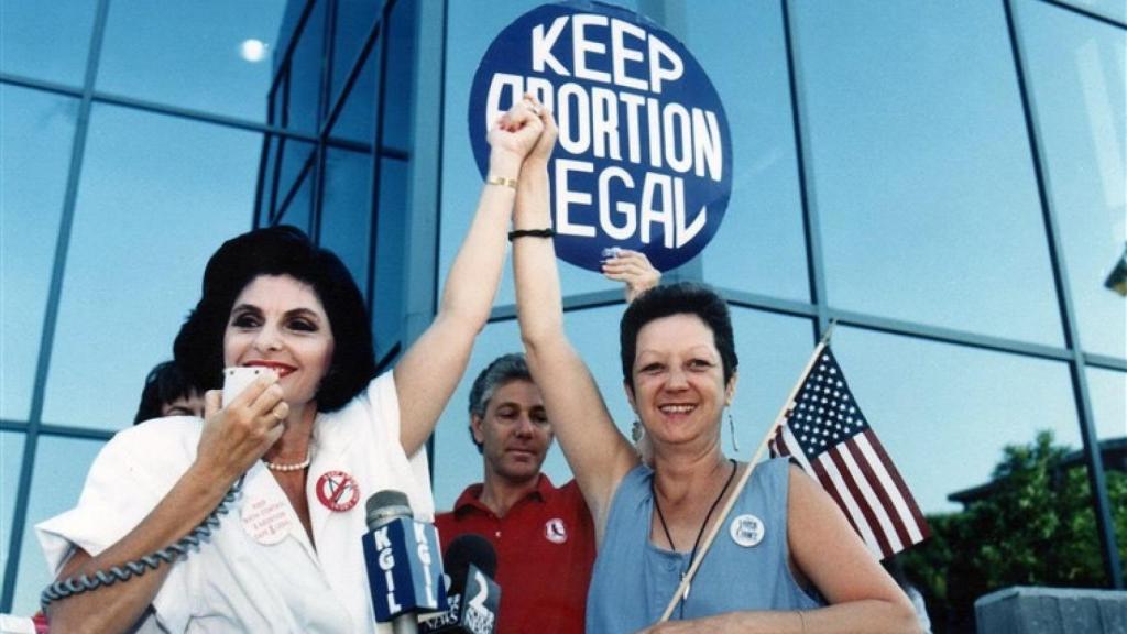 Roe junto a su abogada, Weddington (a la izquierda), la que la llevó a legalizar el aborto.