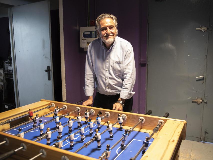 Pepu Hernández fue entrenador de éxito en el baloncesto, pero también se atreve con el futbolín.