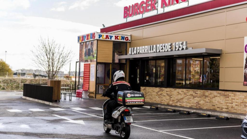 Un repartidor de Burguer King. / Foto de archivo.