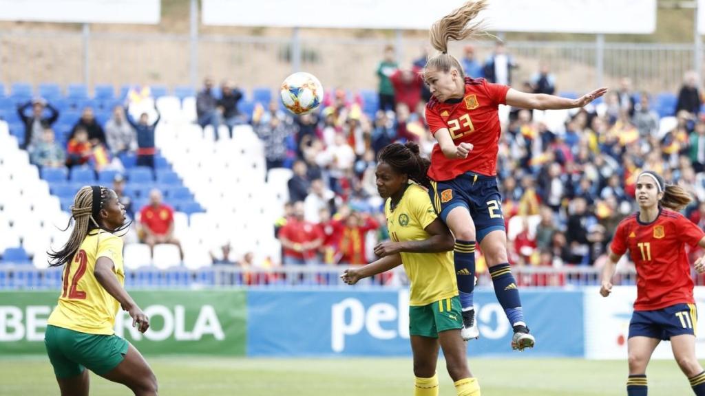 Disputa de un balón aéreo en el España - Camerún. Foto: Twitter (@SeFutbolFem)