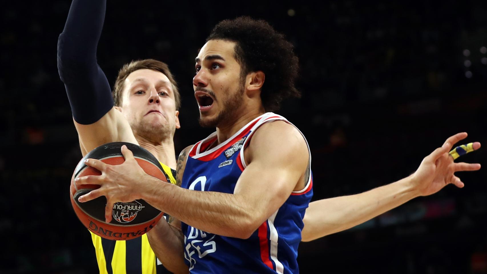 Shane Larkin ante el Fenerbahce en la Final Four