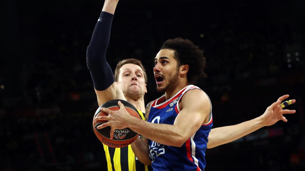 Shane Larkin ante el Fenerbahce en la Final Four