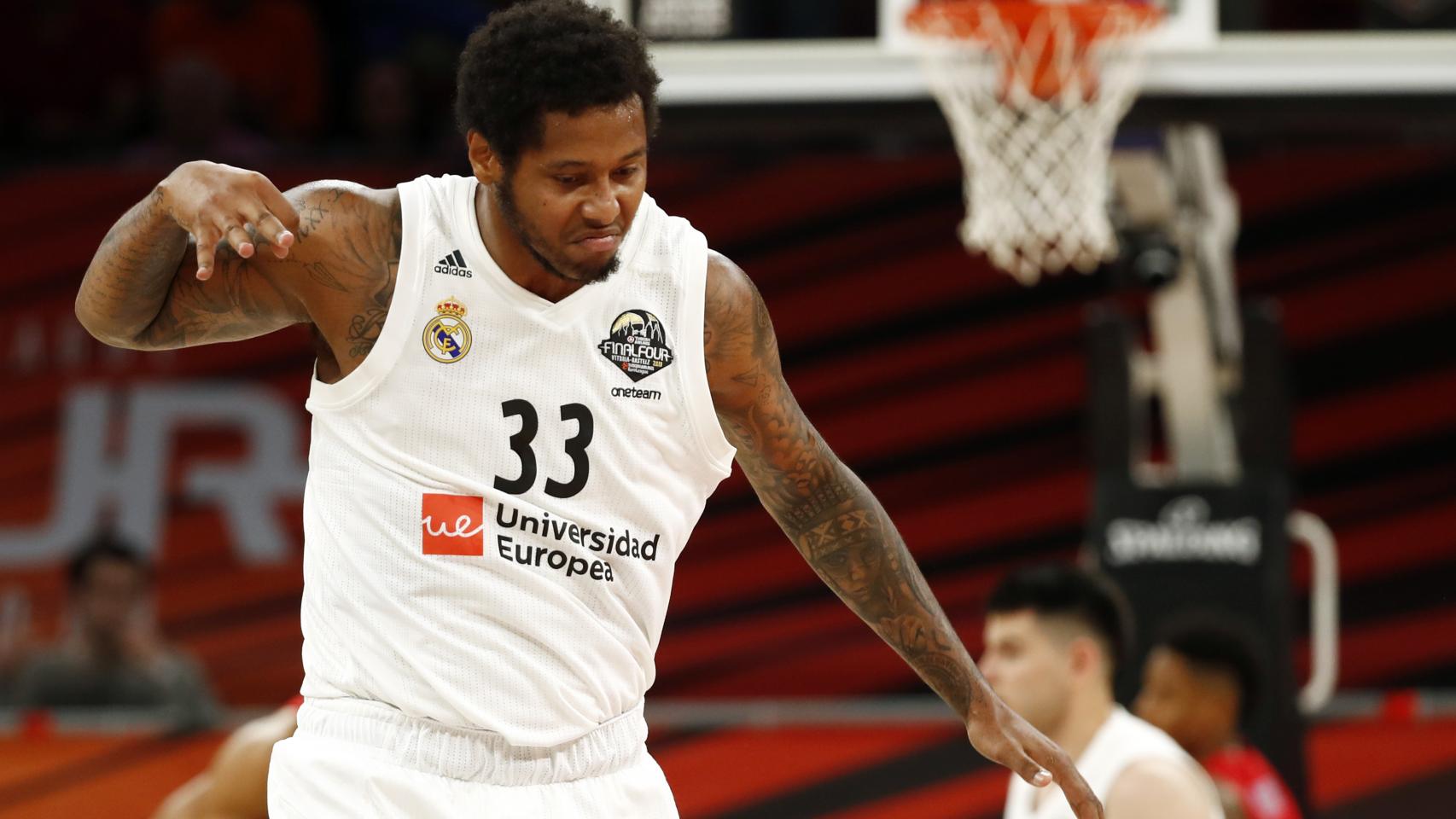 Trey Thompkins celebra una canasta