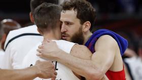 Sergio Rodríguez consuela a Jaycee Carroll tras el partido