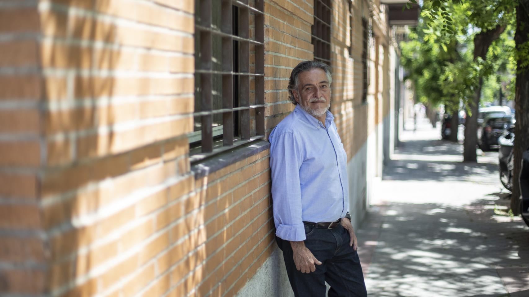 Pepu Hernández, candidato del PSOE a la alcaldía de Madrid, en las calles de Carabanchel. / JORGE BARRENO