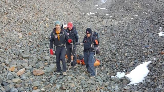 Los responsables del rescate del cuerpo en el Cerro Rincón.