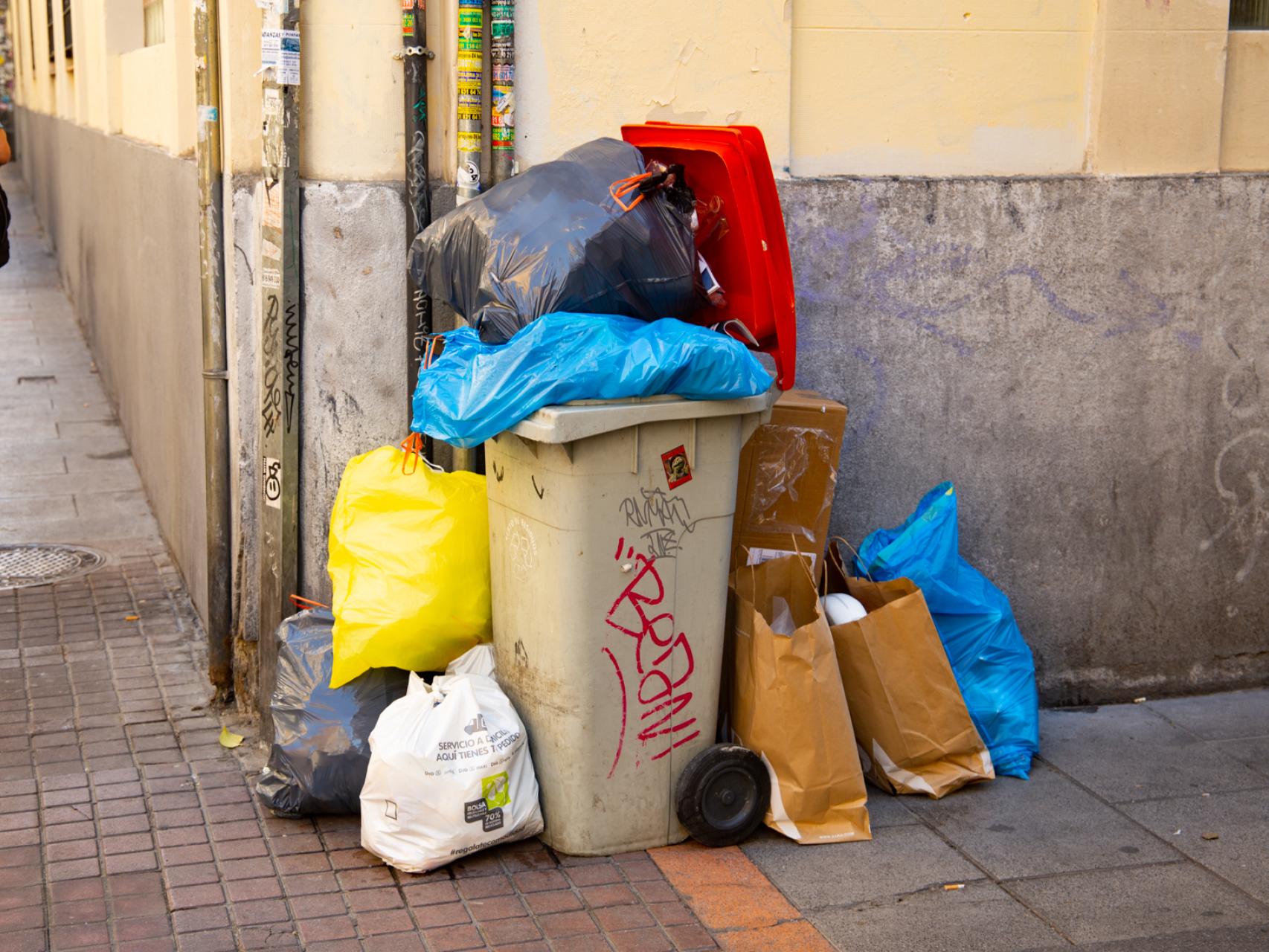 Los contenedores de basura se desbordan cada día en varios distritos de la ciudad.
