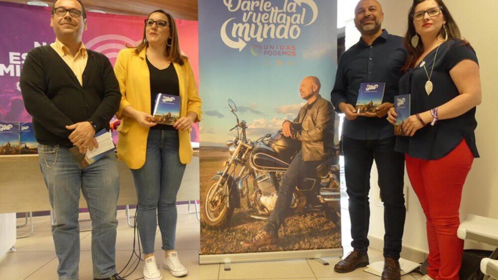 García Molina, segundo por la derecha, junto a la candidata por Guadalajara, Ana del Val; la secretaria de Organización regional, María Díaz; y el coordinador regional de IU, Juan Ramón Crespo.