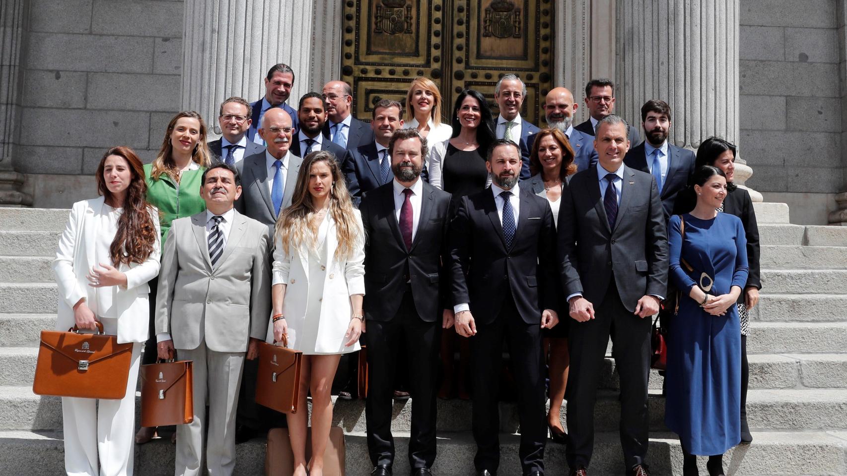 Abascal junto a su grupo parlamentario frente al Congreso