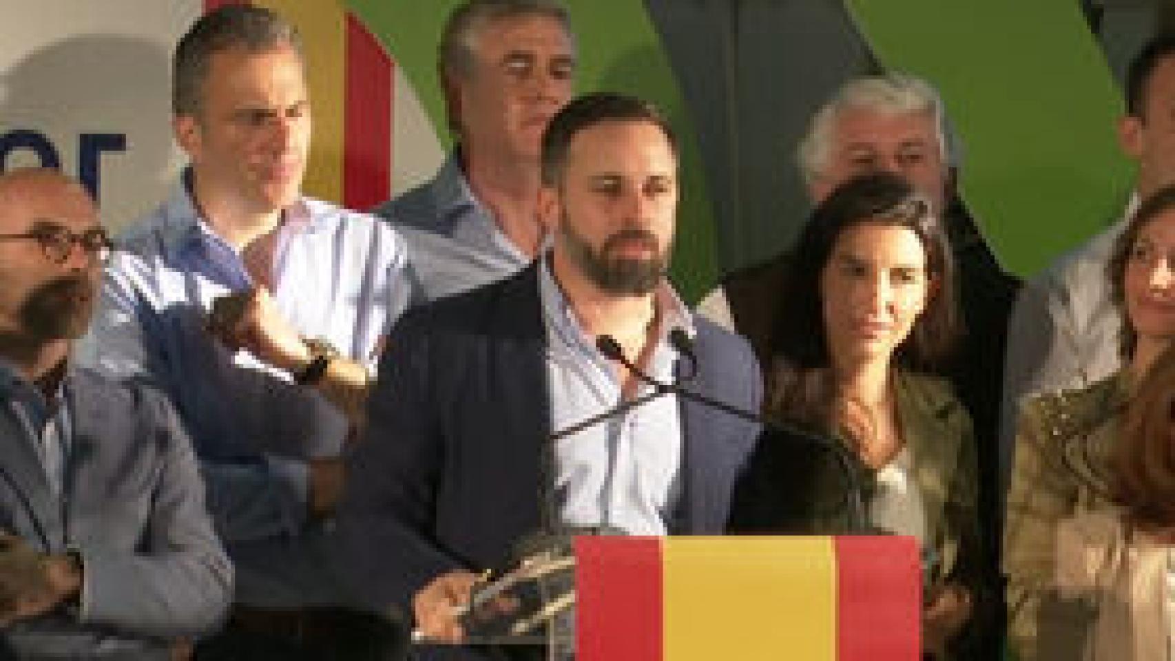 Abascal se dirige al público en un mitin.