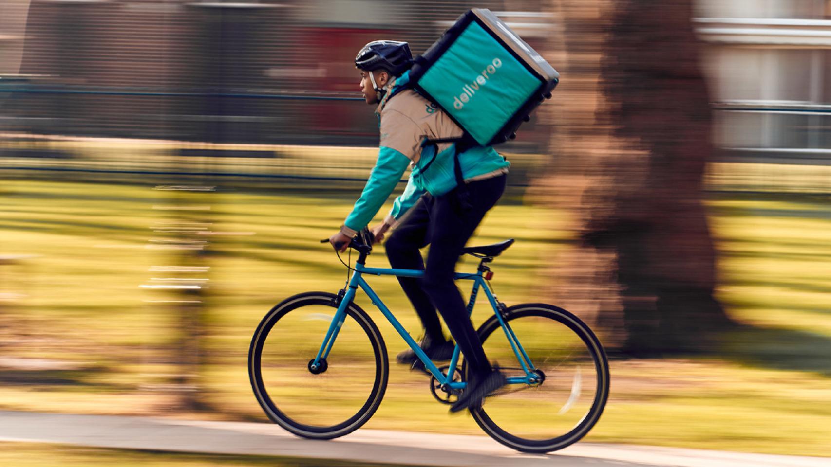 Uno de los 'riders' de Deliveroo en uno de los repartos a domicilio.