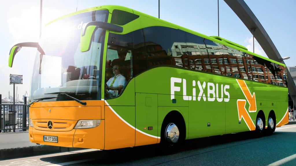 FlixBus conecta ciudades europeas en autobús.