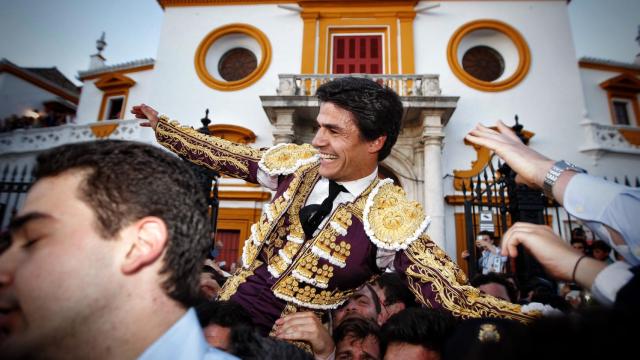 Pablo Aguado sale a hombros por la Puerta del Príncipe