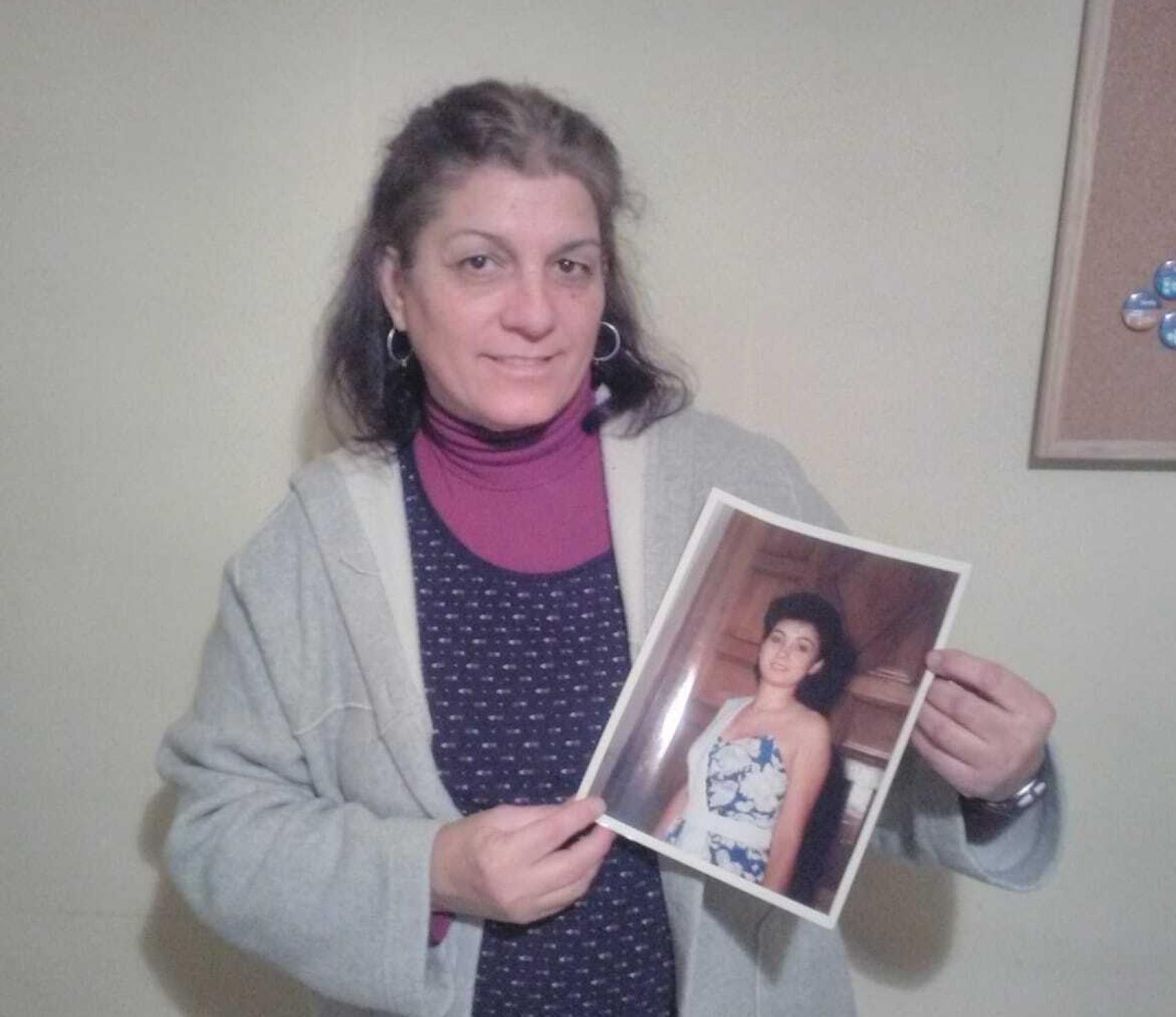 Isabel, con una fotografía de su hermana en casa.