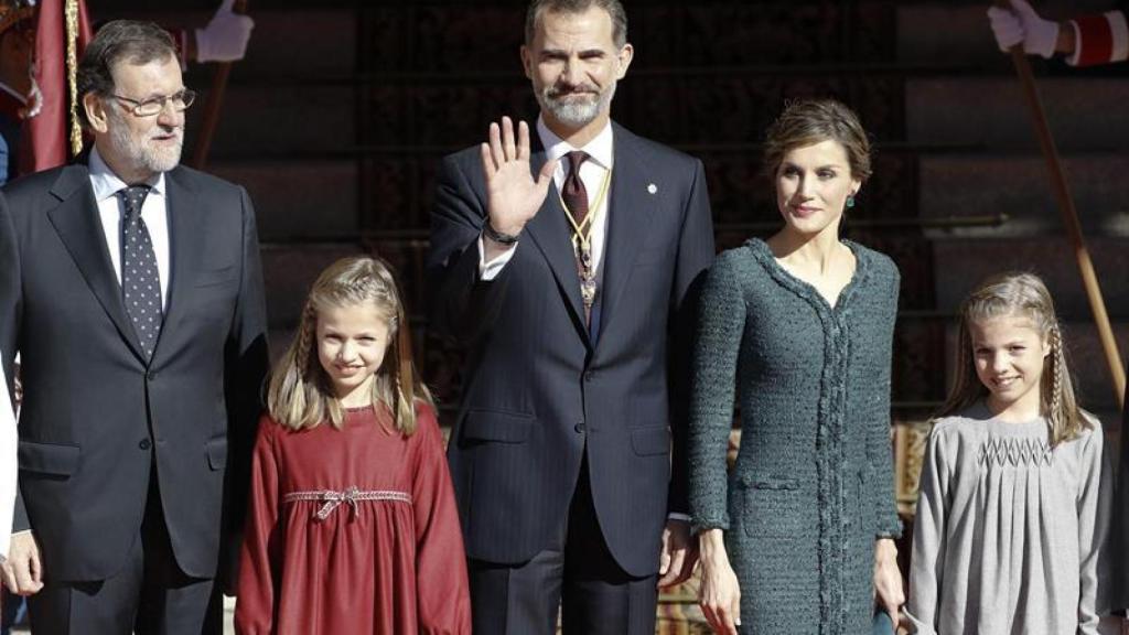 Leonor y Sofía junto a Felipe y Letizia, con Rajoy a su izquierda, en la apertura de las Cortes en 2016.