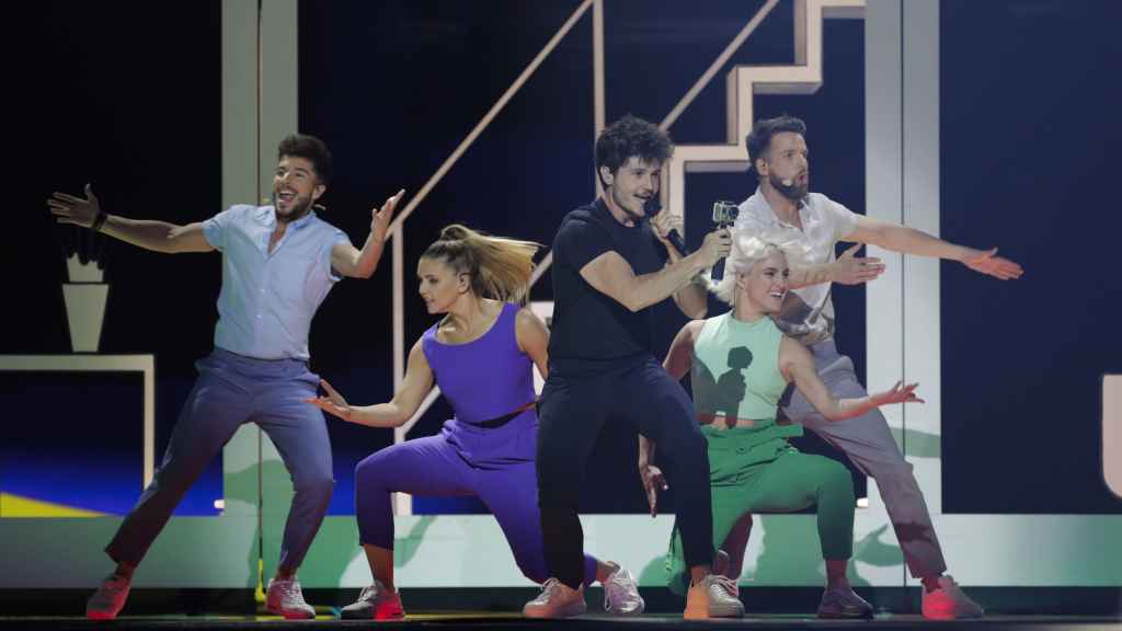 Miki Núñez y su equipo de baile en el Centro de Convenciones de Tel Aviv.