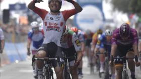 Caleb Ewan celebra su victoria en la octava etapa del Giro.