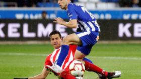 Disputa de un balón en el Alavés - Girona