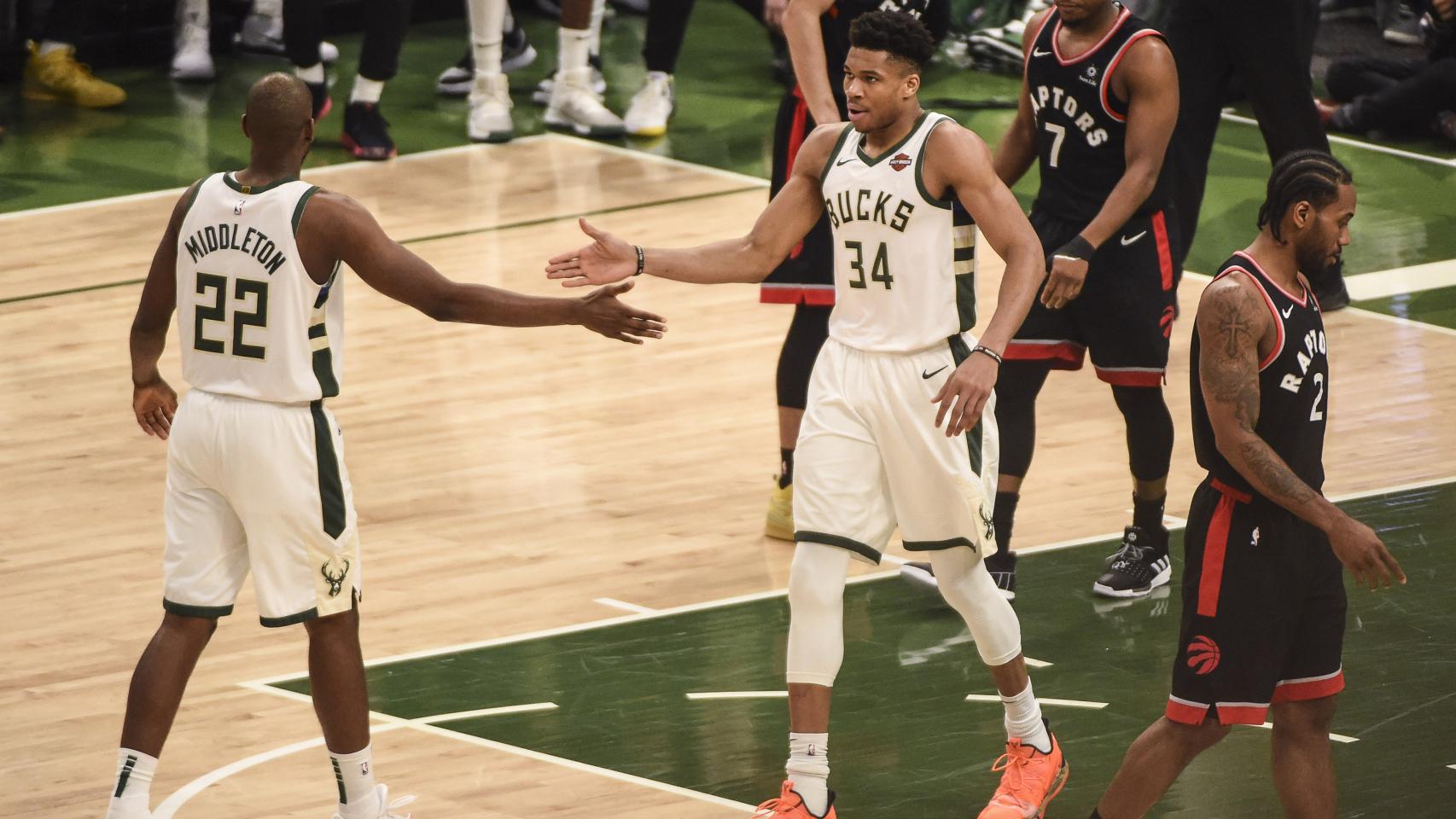 Giannis Antetokounmpo y Khris Middleton, en el Toronto Raptors - Milwaukee Bucks