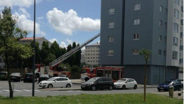 Los bomberos de A Coruña intervienen en un posible incendio en Adormideras