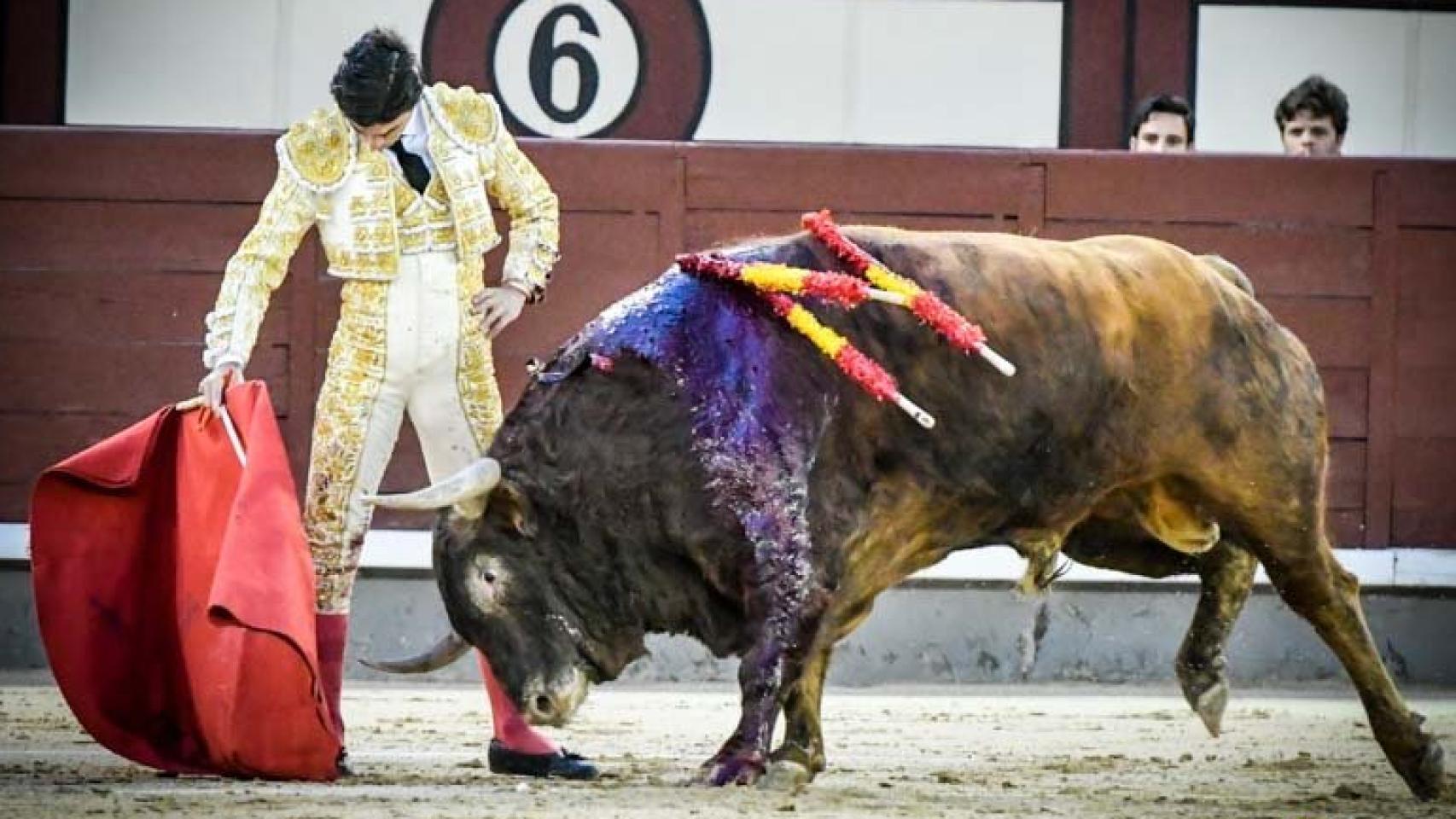 Derechazo con ritmo de Pablo Aguado, que pinchó la Puerta Grande