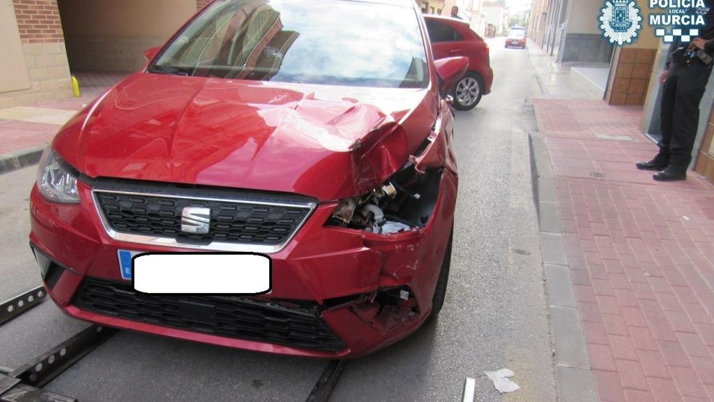 El conductor ocultó el Seat Ibiza en el garaje porque presentaba una violenta colisión.