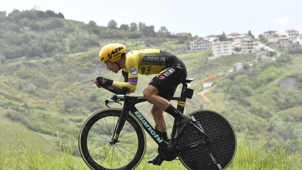 Roglic, durante la novena etapa. Foto: (Twitter (@giroditalia)