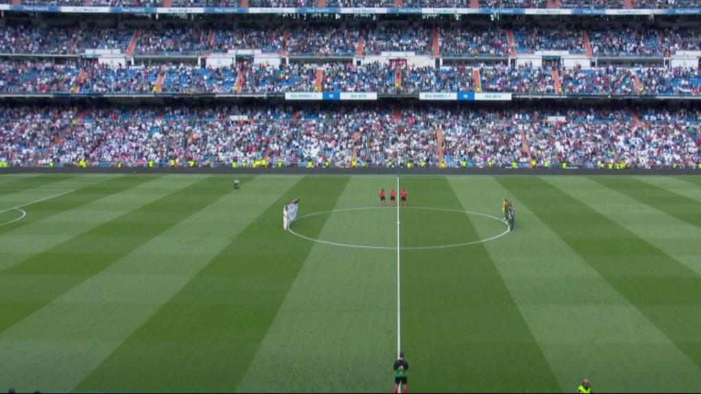 Minuto de silencio en el Santiago Bernabéu
