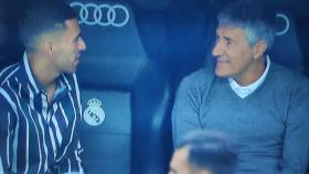 Ceballos y Setien hablan en el banquillo antes del Real Madrid - Real Betis