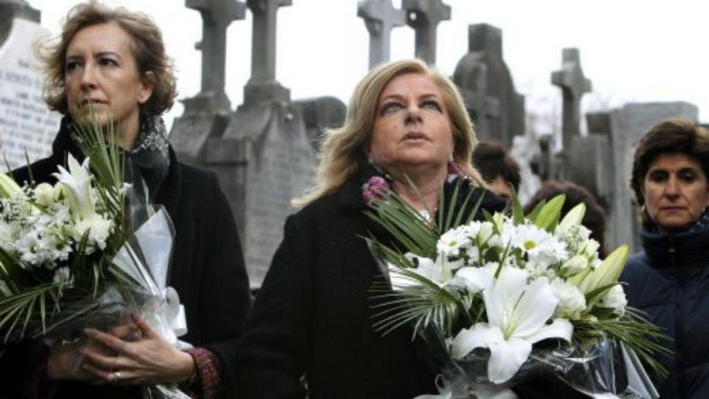 La viuda y la hermana de Gregorio Ordóñez, Ana Iribar (i), y Consuelo Ordoñez (c), junto a la exdirigente del PP vasco María San Gil.