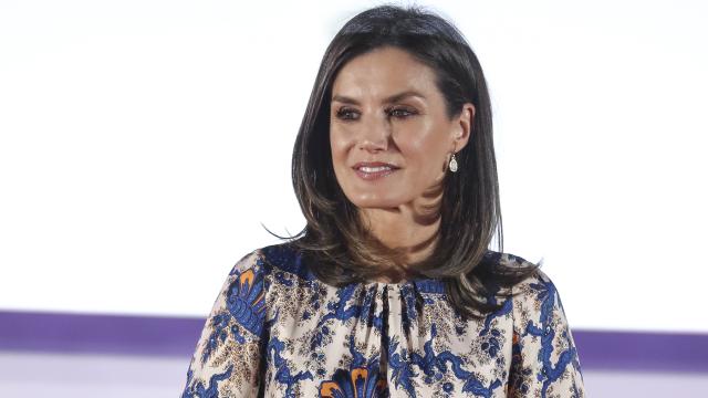 Letizia ha lucido un vestido blanco con estampado azul.