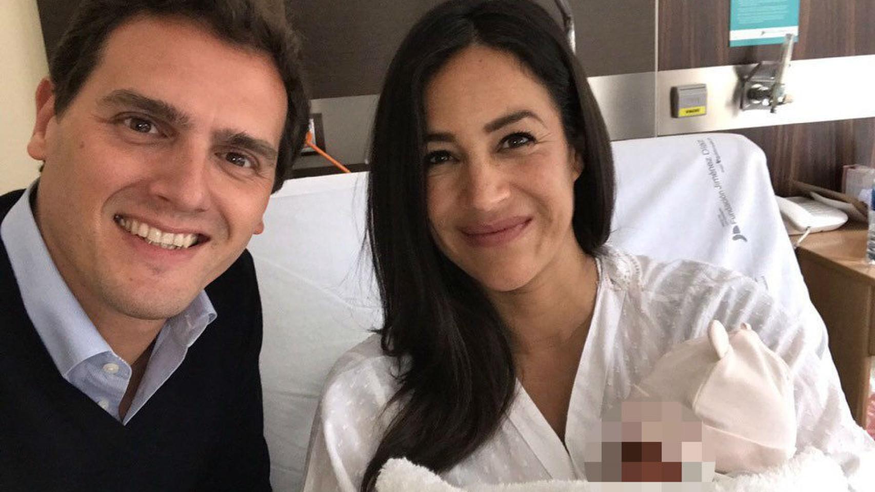 Albert Rivera y Begoña Villacís con la pequeña Inés.