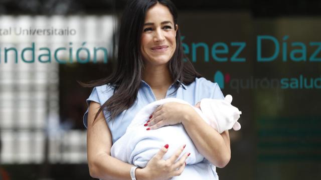 Begoña Villacís posa con su hija Inés a la salida del Hospital Universitario Jiménez Díaz.