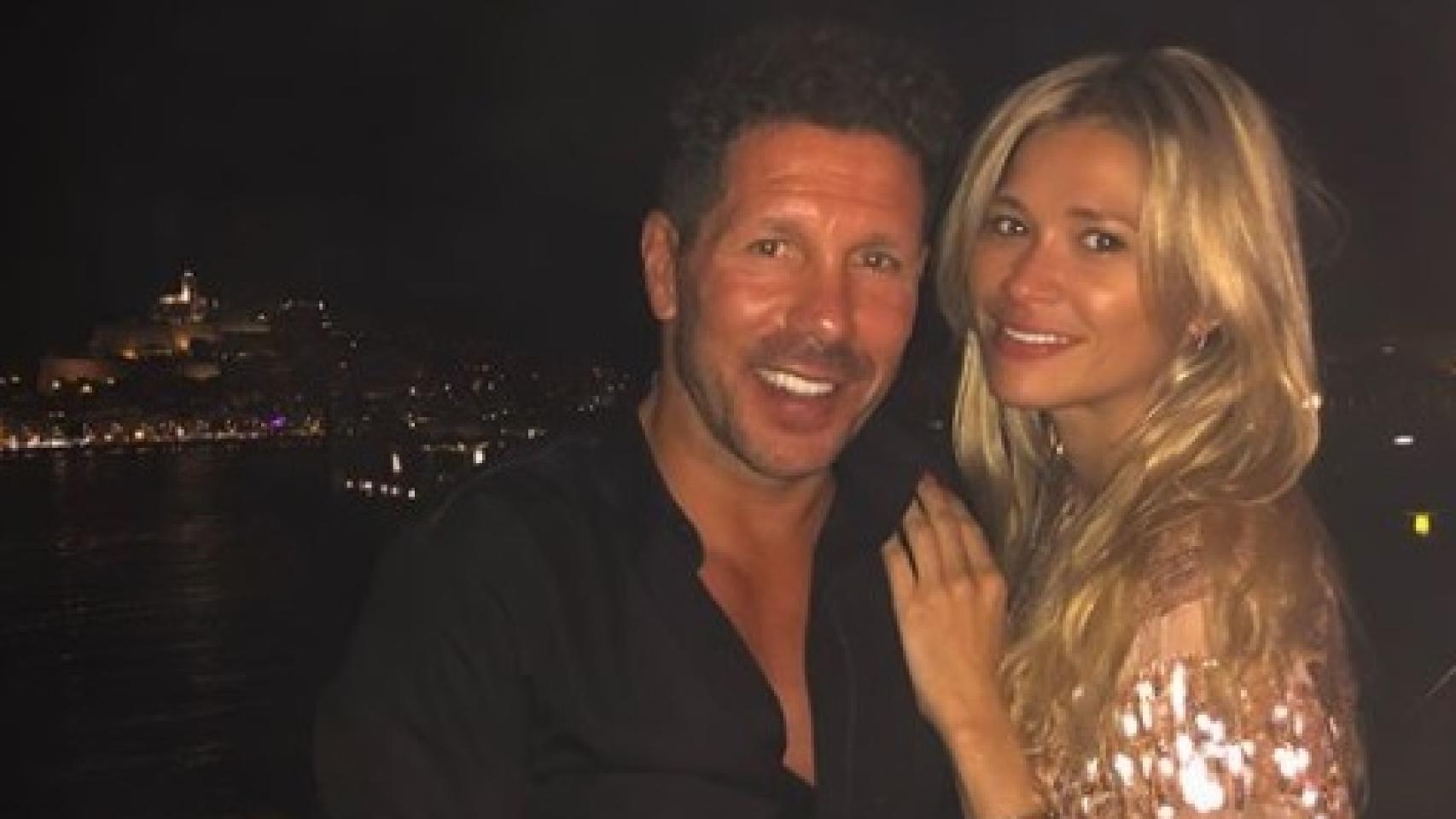 Diego Simeone y Carla Pereyra en una imagen de redes sociales.