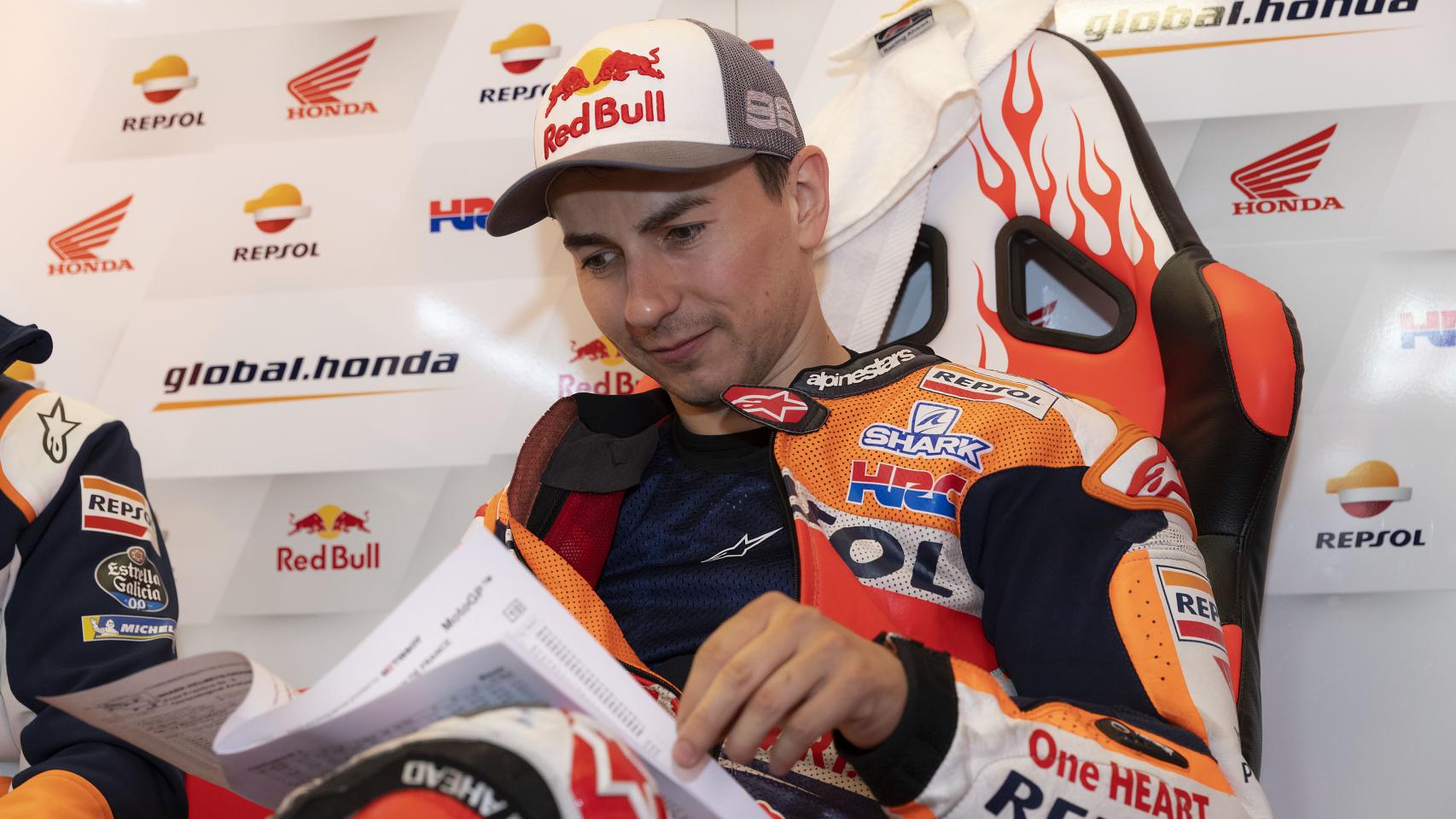 Jorge Lorenzo repasa la hoja de los tiempos, en el box del equipo Repsol Honda en Le Mans.