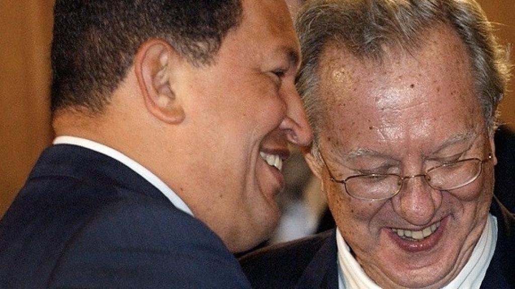 Hugo Chávez y Raúl Morodo, entonces embajador de España en Venezuela.