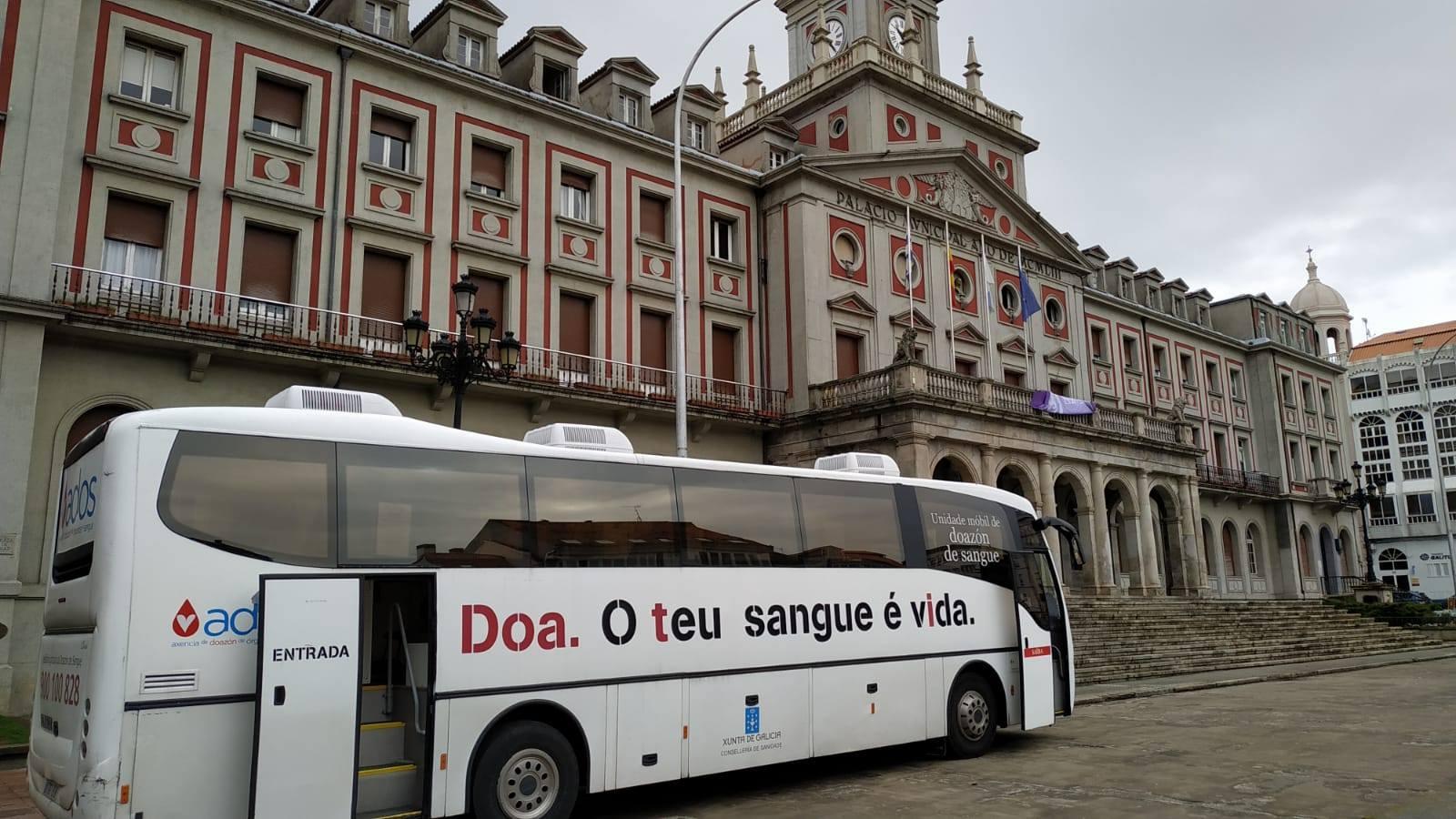 Unidad móvil de donación ante el Ayuntamiento de Ferrol