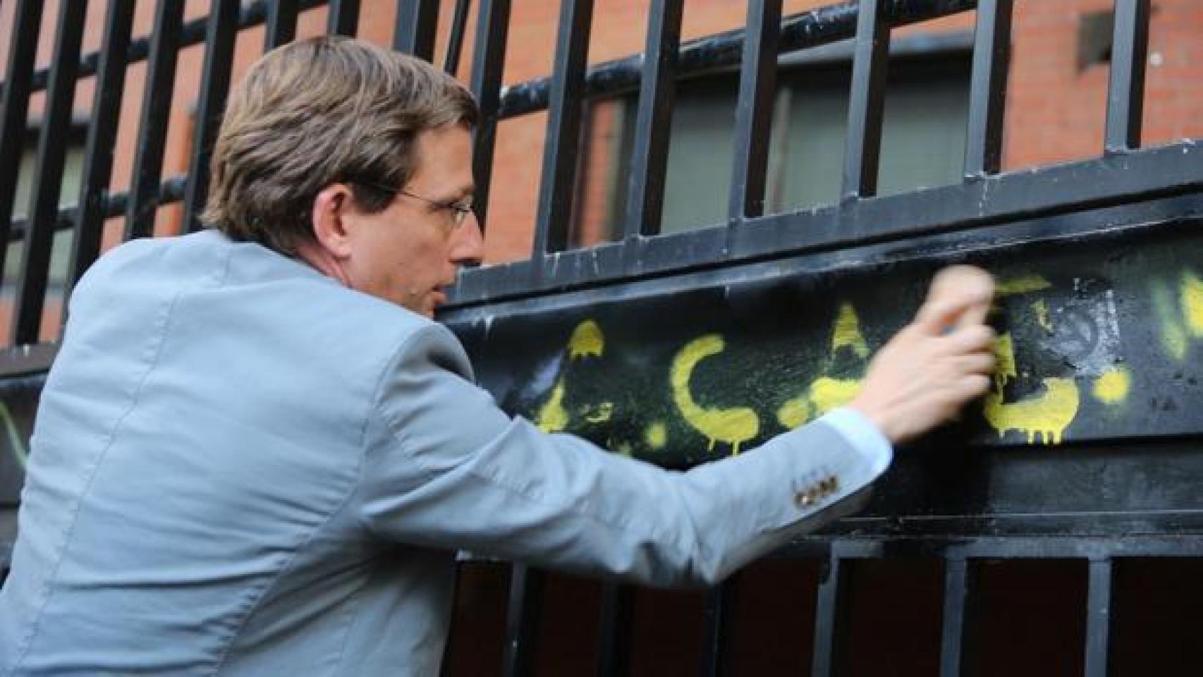 Martínez-Almeida tratando de borrar el grafiti