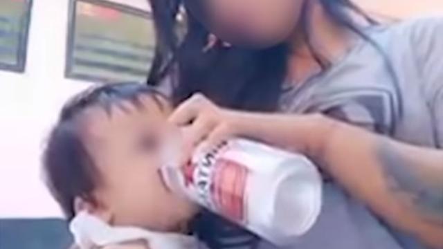 Una madre da cerveza a su hijo de pocos meses