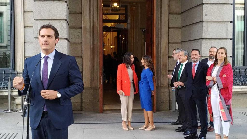 Albert Rivera atiende a los medios, con compañeros de Cs a sus espaldas.