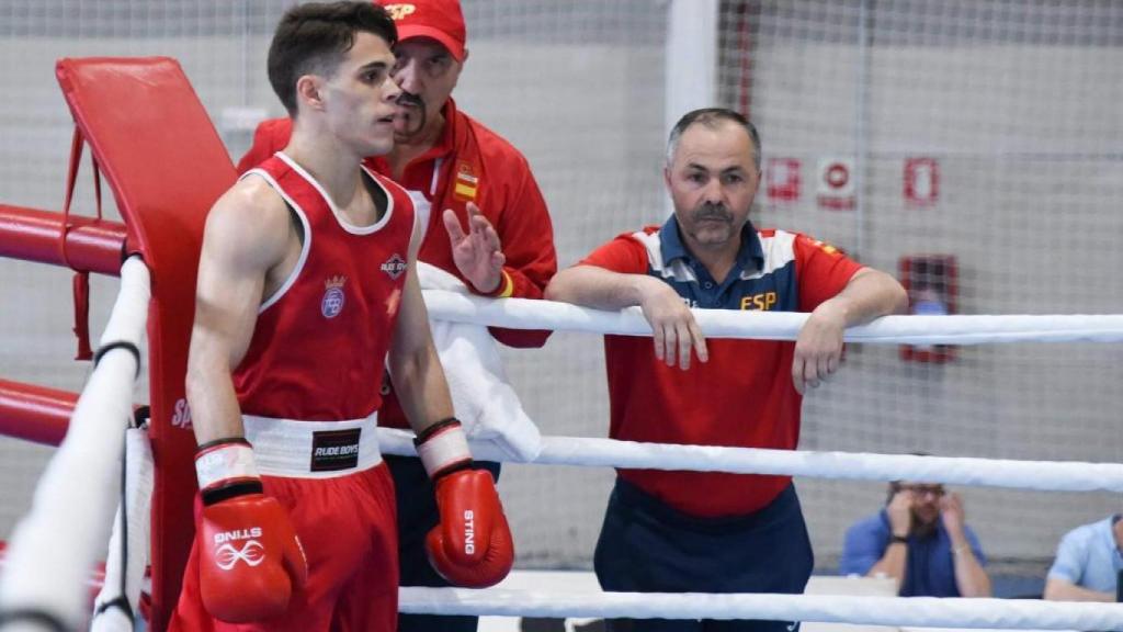 Gabriel Escobar se prepara antes de un combate.