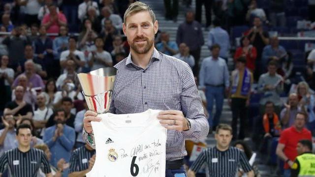 Nocioni homenajeado por el Real Madrid