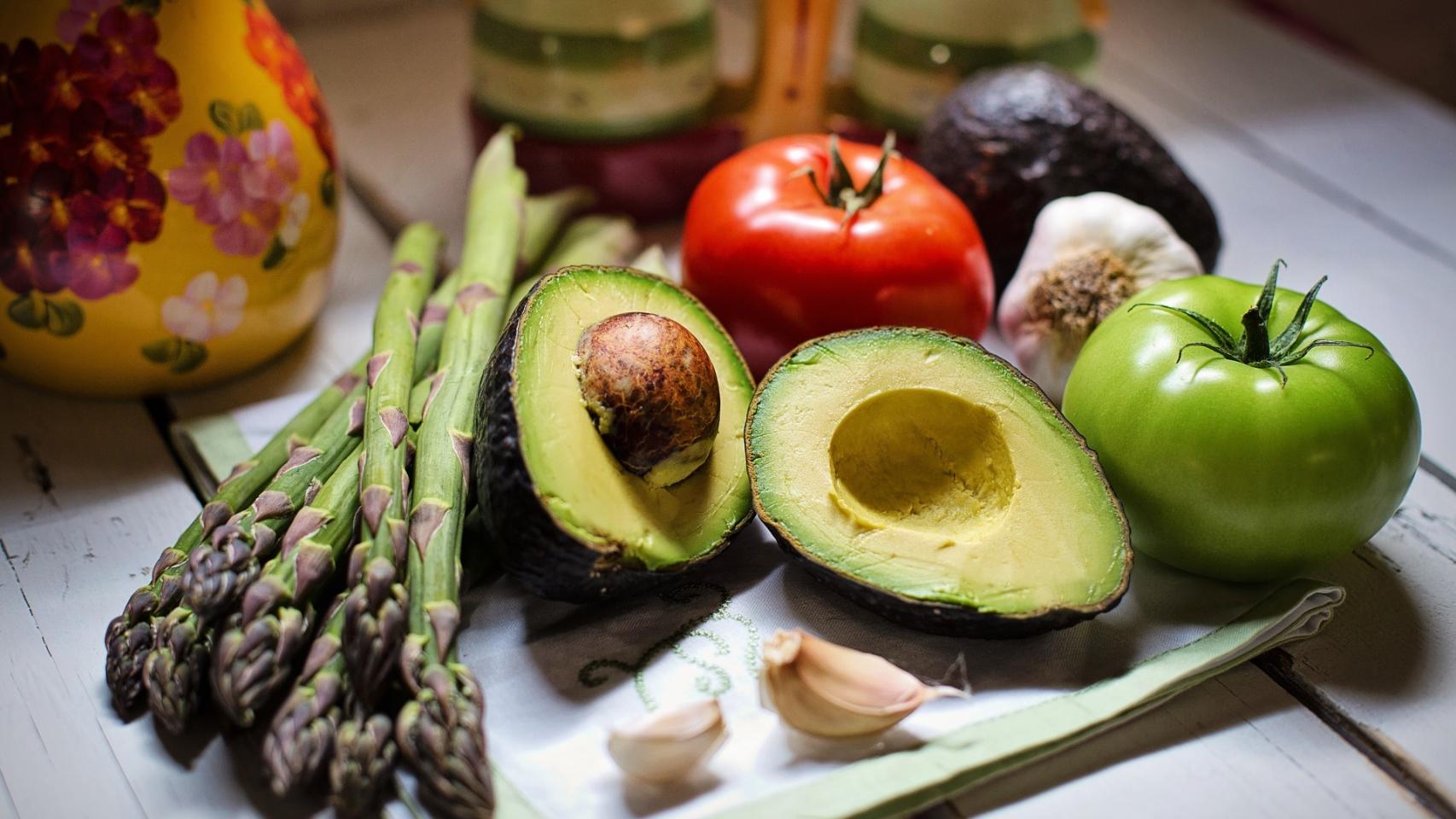 Unos espárragos, un aguacate y unos tomates.