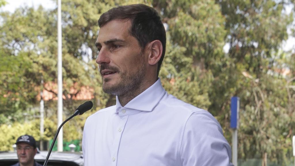 Iker Casillas en su salida del hospital después de sufrir un infarto
